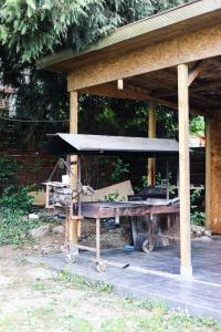 une table en bois avec un toit dans l'établissement Spacious villa with garden - ideal for groups, à Gerpinnes 21 autres photos