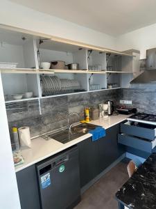 una cocina con fregadero y encimera en Mila Marina, en Kyrenia