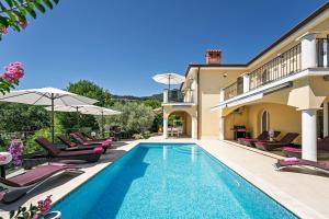 Πισίνα στο ή κοντά στο Villa Orhidea