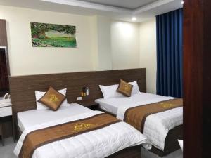 a hotel room with two beds in a room at Minh Đức 3 Hotel in Trùng Khánh