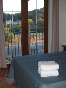 Postel nebo postele na pokoji v ubytování PENSION SAN CRISTOBAL cerca de Cuenca