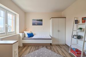 a small room with a bed and a window at Kanalkajüte Theodor in Hanerau-Hademarschen