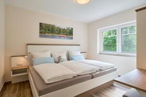 a bedroom with a bed and a window at Kanalkajüte Theodor in Hanerau-Hademarschen