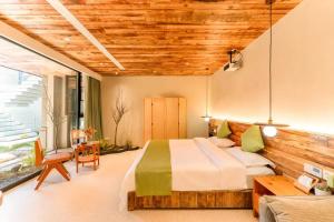 a bedroom with a bed and a table and a couch at Lu Ming Beiyuan Xi'an Zhongdu Drum Tower City Wall Store in Xi'an