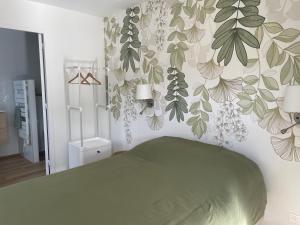 Giường trong phòng chung tại Le studio entre Nantes et bord de Loire