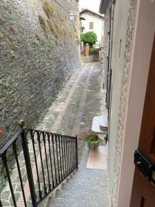 RomagneseにあるLa Casa dei Nonniの石垣と階段のある路地