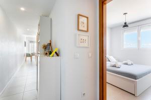Ένα ή περισσότερα κρεβάτια σε δωμάτιο στο Beach House Playa del Puig +13 φωτογραφίες