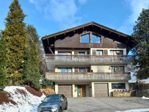 una casa con un'auto parcheggiata davanti di Chalet 8 pers avec SPA, proche pistes, rénové, WIFI, garage - FR-1-304-285 a La Clusaz