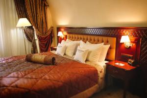 Postel nebo postele na pokoji v ubytování Citadel Gastro Boutique Hotel 