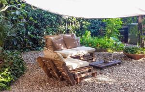 カーヴァ・デ・ティッレーニにある2 Bedroom Gorgeous Home In Cava De' Tirreniの庭のテントの下に置かれた椅子