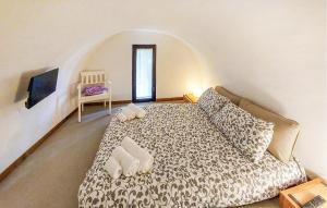 カーヴァ・デ・ティッレーニにある2 Bedroom Gorgeous Home In Cava De' Tirreniのベッドルーム1室(枕2つ、椅子付)