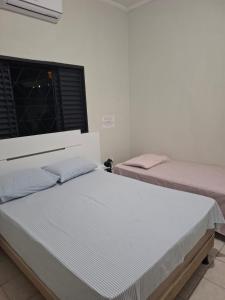 Ένα ή περισσότερα κρεβάτια σε δωμάτιο στο CasaBomJesusdaLapa