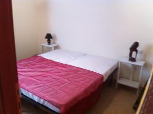 Un pat sau paturi într-o cameră la Appartamento Teulada
