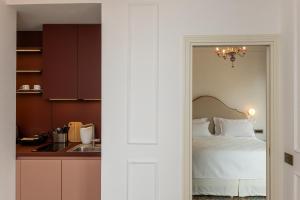 アマルフィにあるCasa Marina Rivieraのキッチン、ベッドルーム(ベッド1台、シンク付) +59枚の写真