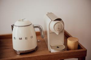 a blender sitting on a wooden shelf next to a toaster at Ferentino B&B in Ferentino