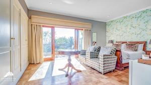 una sala de estar con una mesa y un sofá en House Sunbeam GuestHouse, en Johannesburgo