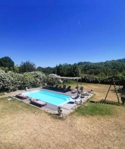 an overhead view of a swimming pool in a yard at Avignon Grand Mas XXL avec Piscine, parc et Mazet in Avignon