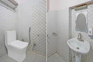 ein Badezimmer mit Toilette und Waschbecken in der Unterkunft Collection O Dehradun Yamuna Colony Crossway in Dehradun