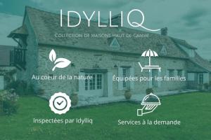 una casa con un ombrellone e un prato di L'Echappée d'Aristide - Giverny & 50 min Paris a Houlbec-Cocherel