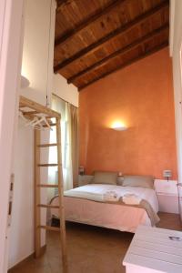 1 dormitorio con litera y techo de madera en B&B I 4 Sentieri, en Castel San Pietro Romano