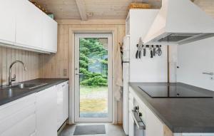 Η κουζίνα ή μικρή κουζίνα στο Stunning Home In Væggerløse With Sauna