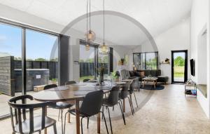 Un comedor y una sala de estar con mesa y sillas. en 3 Bedroom Beautiful Home In Lemvig, en Lemvig