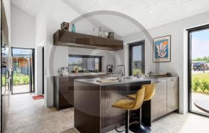 una cocina con fregadero y encimera en 3 Bedroom Beautiful Home In Lemvig, en Lemvig