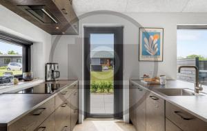 Una cocina grande con fregadero y ventana. en 3 Bedroom Beautiful Home In Lemvig, en Lemvig 11 fotos más
