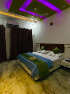 ein Schlafzimmer mit einem Bett mit violettem Licht in der Unterkunft 3BHK Luxury Stay Royal Villa in Mohali in Sohāna + 68 Fotos