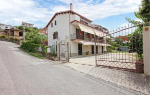 ein weißes Gebäude am Straßenrand in der Unterkunft 2 Bedroom Lovely Apartment In Agropoli in Agropoli + 9 Fotos