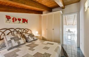 ein Schlafzimmer mit einem Bett in einem Zimmer in der Unterkunft 2 Bedroom Lovely Apartment In Agropoli in Agropoli