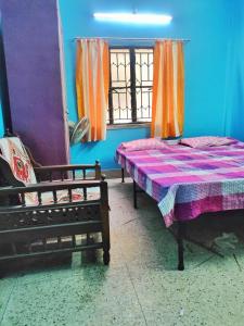 コルカタにあるSubarnarekha Apartment, Bijoygarh, Kolkataのベッドが2つと窓のある部屋