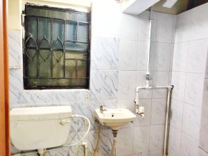 コルカタにあるSubarnarekha Apartment, Bijoygarh, Kolkataのトイレと洗面台付きのバスルーム +2枚の写真