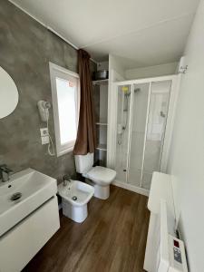Et badeværelse på GlampChalet 5 Persone Pool&Parking-Pietra Ligure