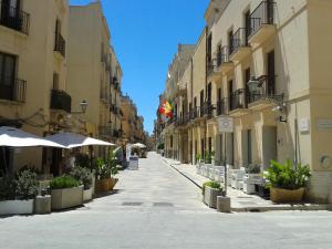 pusta ulica w mieście z budynkami w obiekcie Casa Maier w Trapani