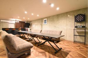 高松Commons Lodge Hikari的一张乒乓球桌和椅子