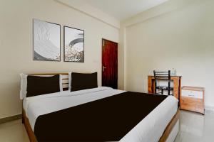 KakkayamにあるHotel O Calicut Near Calicut Medical Collegeのベッドルーム(大型の黒と白のベッド1台付) +23枚の写真