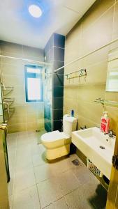 une salle de bains avec toilettes et lavabo dans l'établissement Oliver Homestay by AK Group, à Cyberjaya