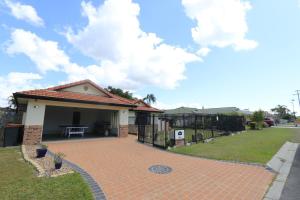 una casa con una entrada de ladrillo delante de ella en Bayside Bliss 8 Sleeper Family Escape, en Deception Bay