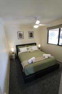 Un dormitorio con una cama con dos toallas encima. en Bayside Bliss 8 Sleeper Family Escape, en Deception Bay