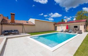 Bazén v ubytování Stunning Home In Bibici nebo v jeho okolí + 3 fotografie