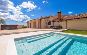 Bazén v ubytování Stunning Home In Bibici nebo v jeho okolí