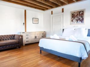 Ruang duduk di Appartement 4 Chambres entre Histoire et Confort Château cœur Métropole Lyon