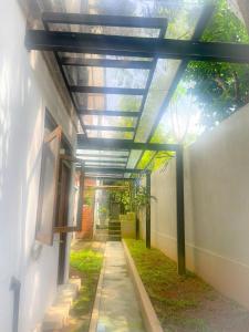 Κήπος έξω από το Mervins & Indus Residence