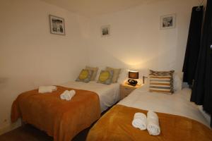 a bedroom with two beds with towels on them at Reeves House By Smart Corporate Stays in Derby