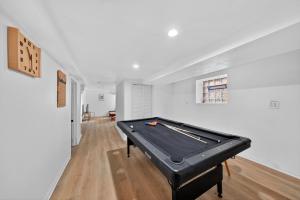 Η αίθουσα παιχνιδιών του Chicago Getaway with Pool Table & Modern Comfort home
