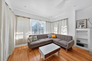 Χώρος καθιστικού στο Chicago Getaway with Pool Table & Modern Comfort home