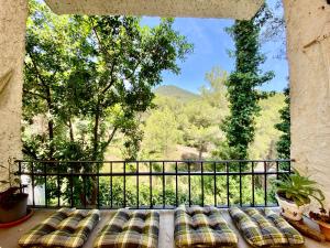 Las VillasにあるEl Refugio Desert de Les Palmes BENICASSIMの山の景色を望む窓付きの部屋