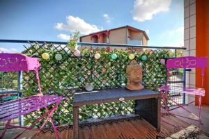 a statue of a head sitting on a table on a balcony at Nuit romantique détente et SPA Blagnac Toulouse in Blagnac