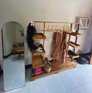 Una habitación con un perchero con toallas y un espejo. en Apartment El Nido, en El Nido